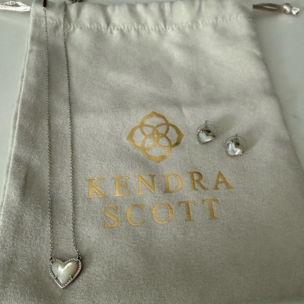 Kendra Scott Ari Heart Silver Pendant
Necklace & Earrings Ivory Mother-of-Pearl